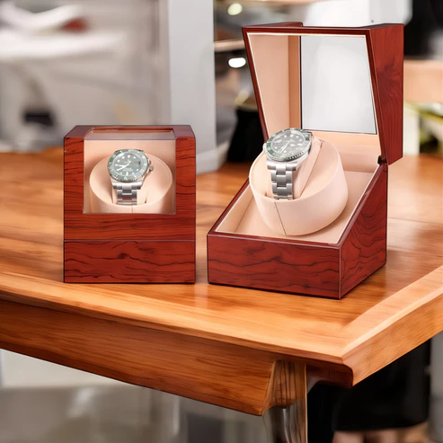 Boîte à montres avec remontoir automatique, vue ouverte