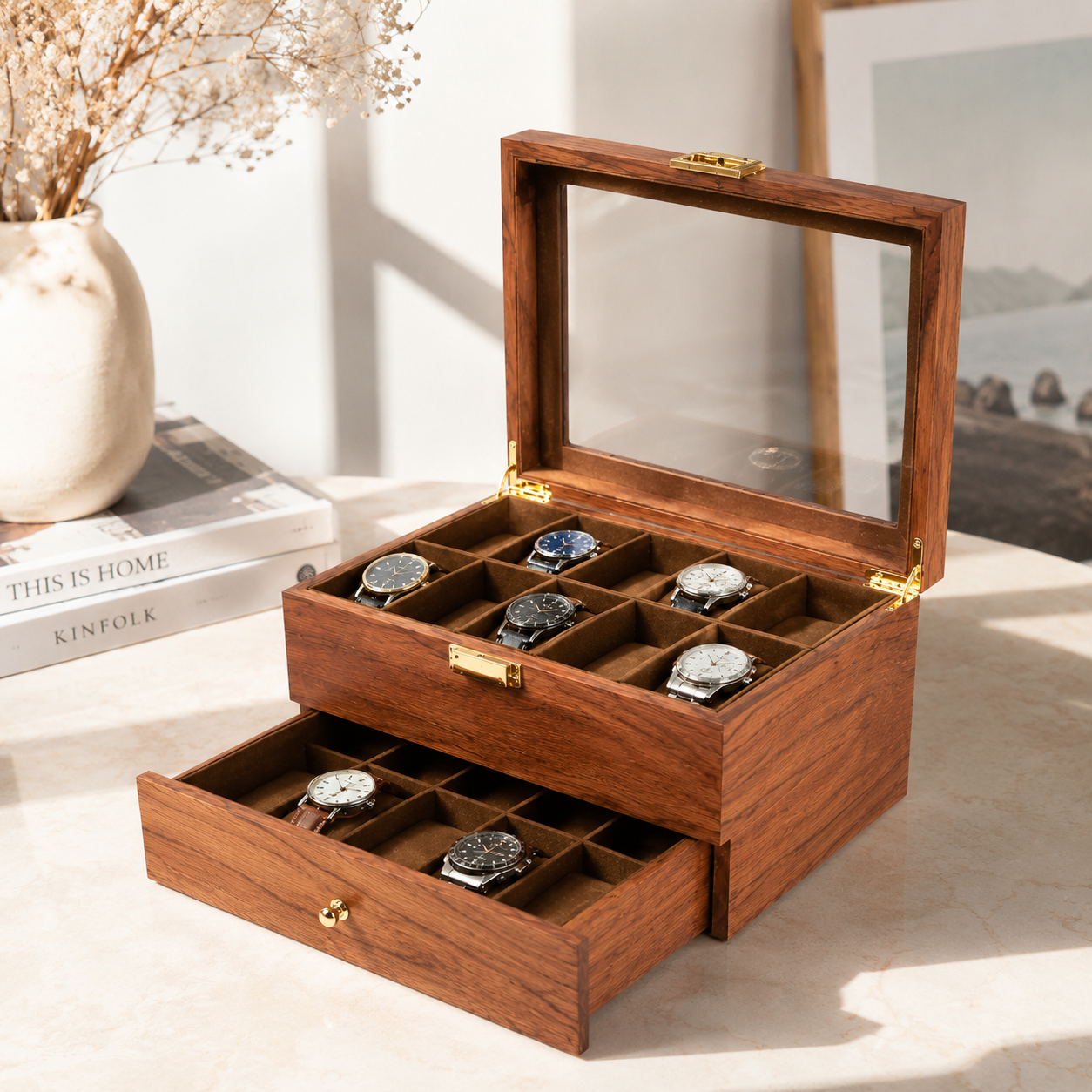 Boîte à montres en bois 20 cases ouverte avec couvercle vitré et tiroir, vue trois-quarts