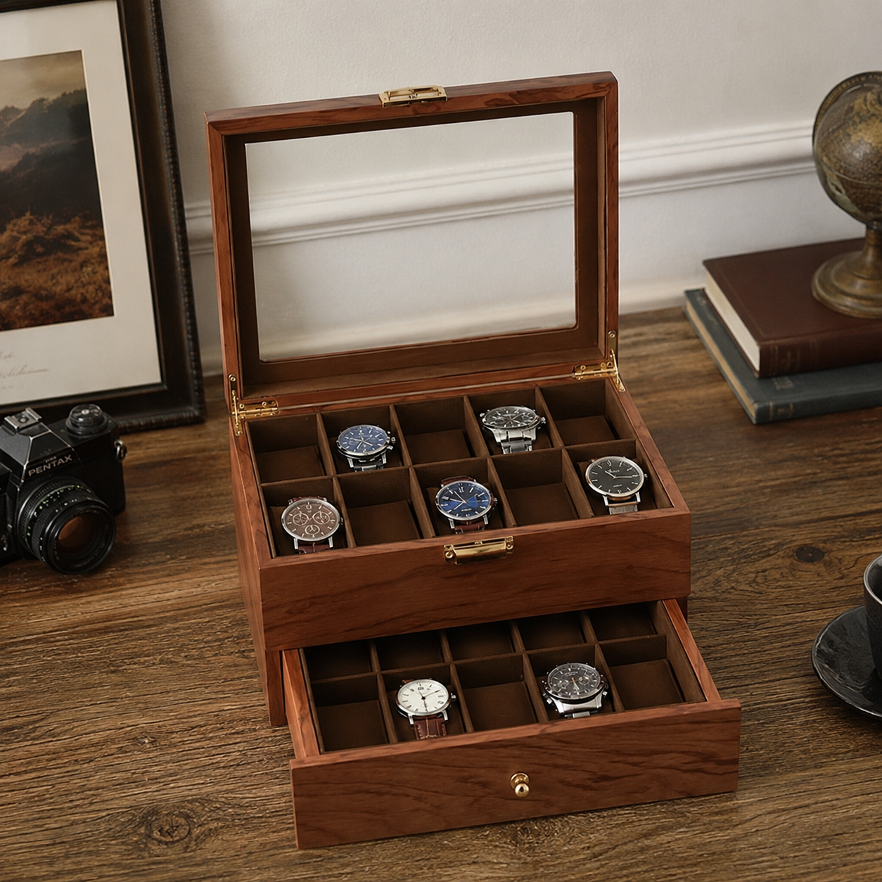 Boîte à montres en bois vitrée 20 cases avec tiroir ouvert garni de montres, décor vintage