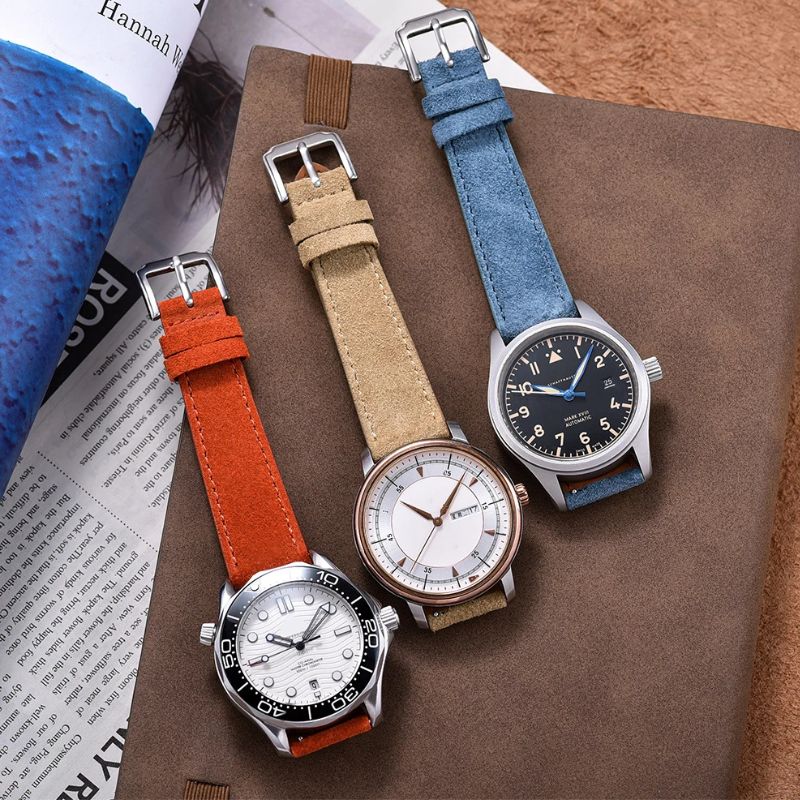 Bracelet de montre en daim porté sur une montre