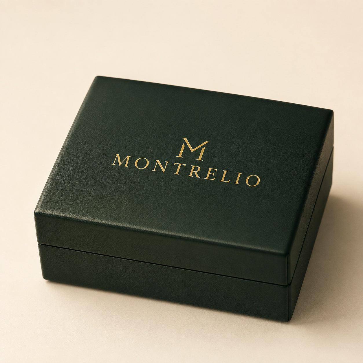 Écrin Montrelio fermé, coffret cadeau vert au monogramme doré, offert avec chaque montre