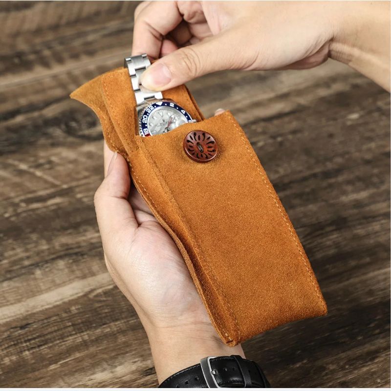 Étui à montre en daim ouvert avec coussin