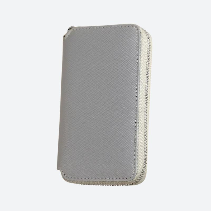 Détail du cuir Saffiano texturé de l'étui