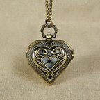 Montre à gousset femme cœur portée en pendentif