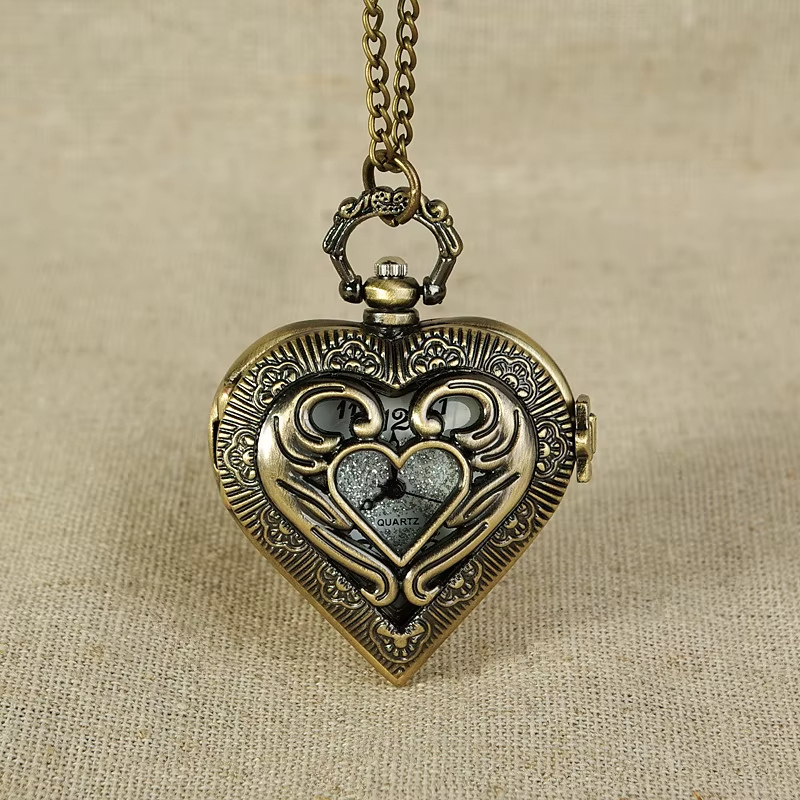 Montre à gousset femme cœur portée en pendentif