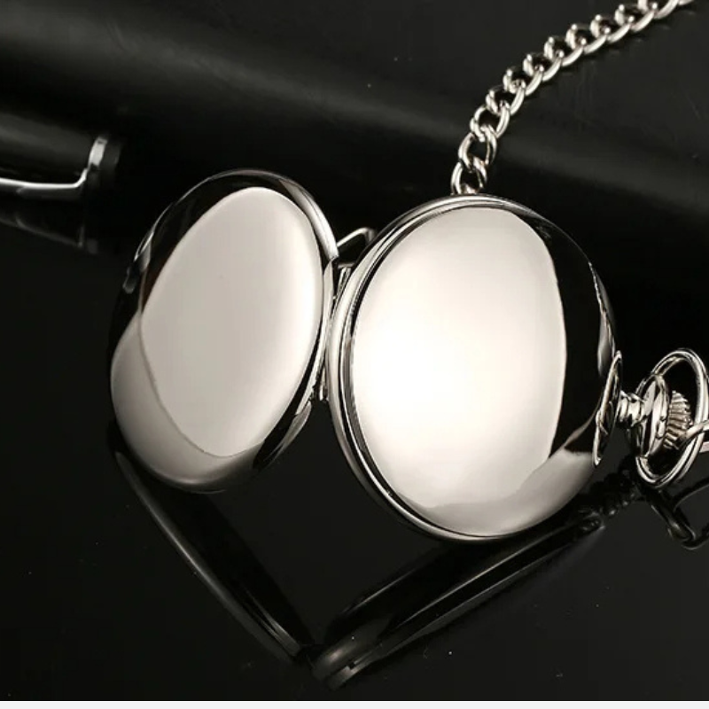 Montre à gousset femme noire portée en collier