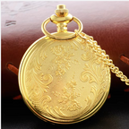 Montre à gousset femme dorée portée en pendentif