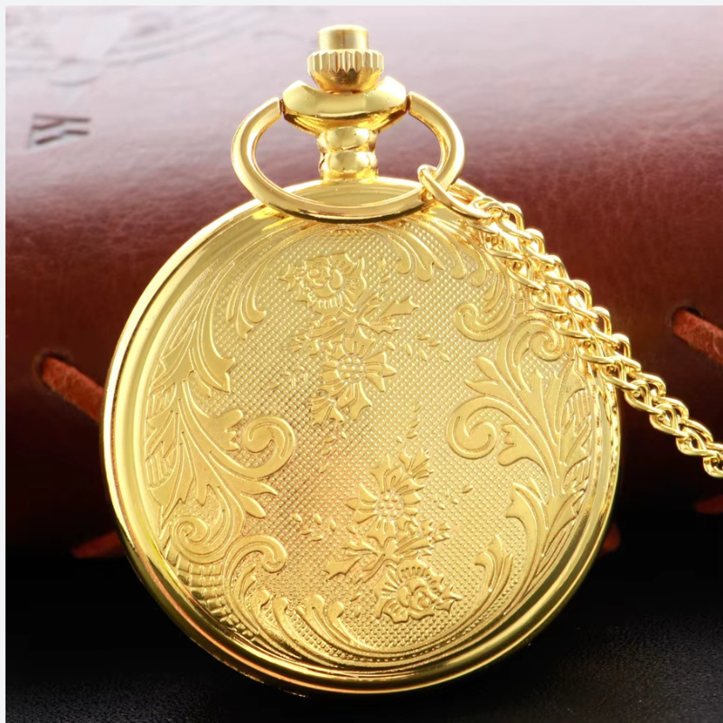 Montre à gousset femme dorée portée en pendentif