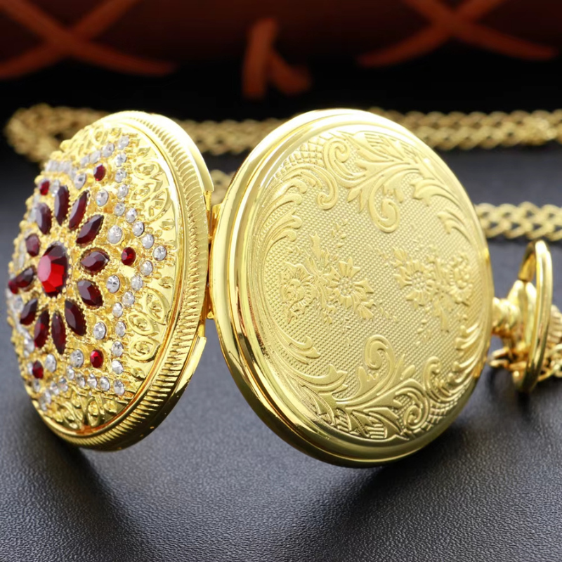 Montre à gousset femme dorée précieuse, gros plan