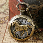 Montre à gousset homme cheval gravé vintage, gros plan