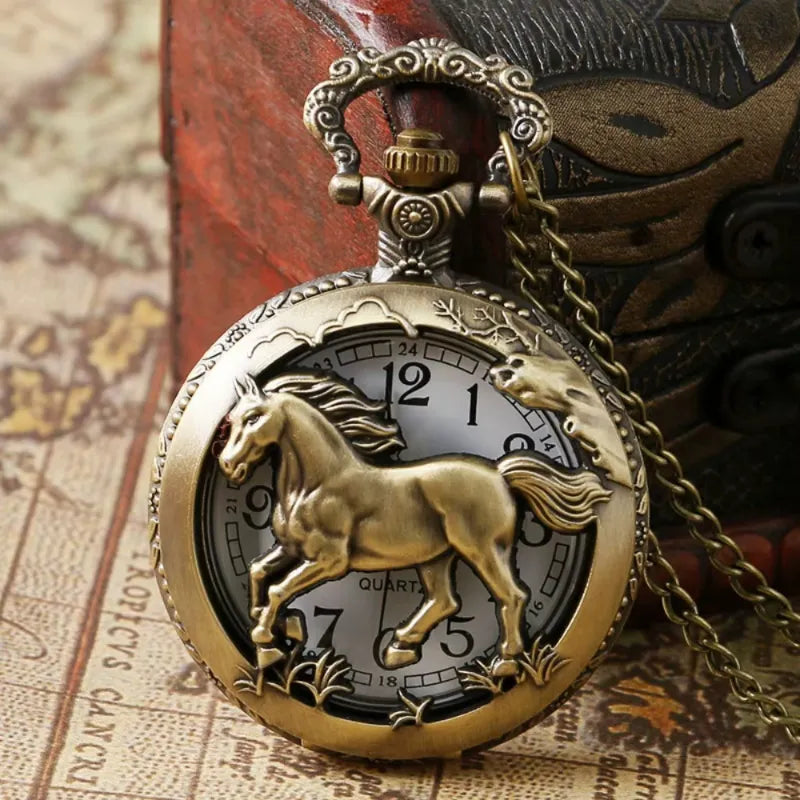 Montre à gousset homme cheval gravé vintage, gros plan