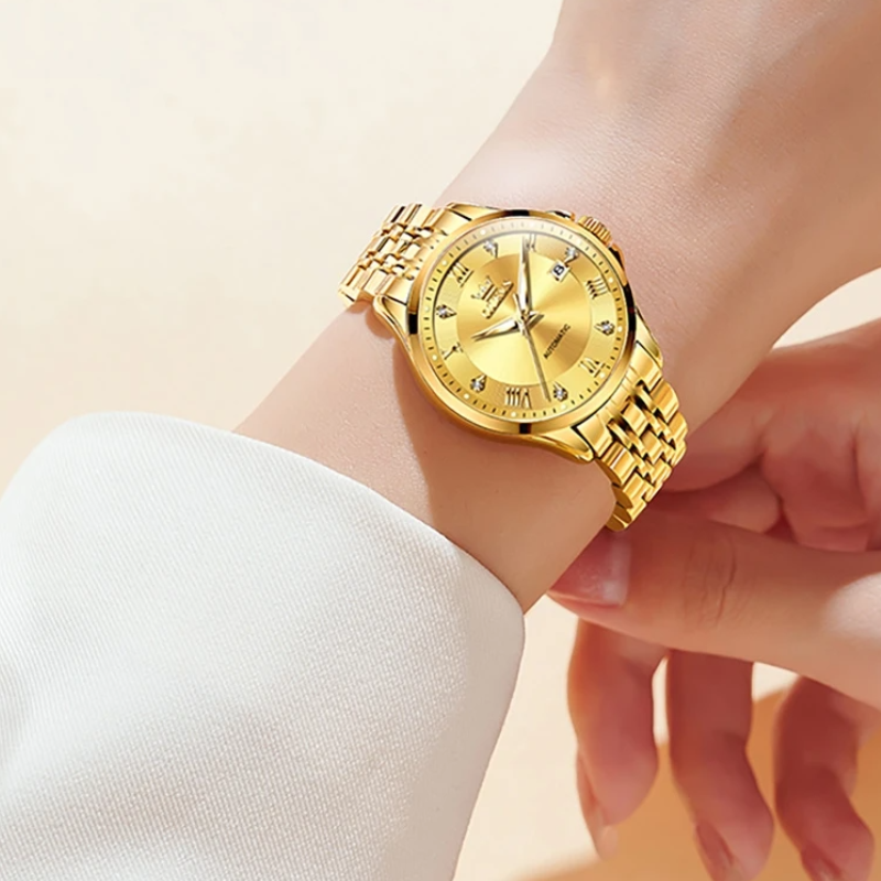 Montre automatique femme dorée au poignet