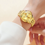 Montre automatique femme dorée au poignet
