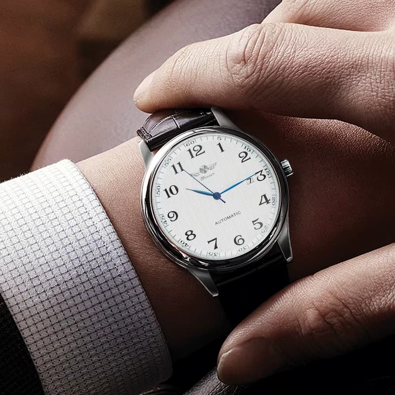 Aiguilles lumineuses de la montre automatique homme