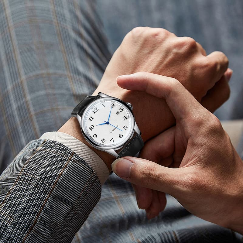 Montre automatique homme vintage au poignet