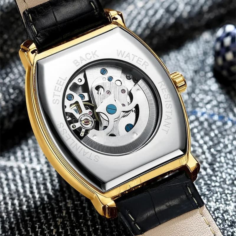 Montre automatique homme boîtier tonneau au poignet