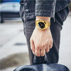 Montre automatique homme dorée au poignet