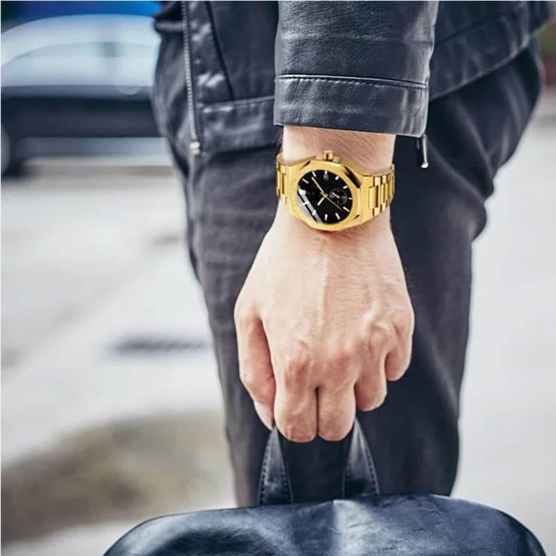 Montre automatique homme dorée au poignet