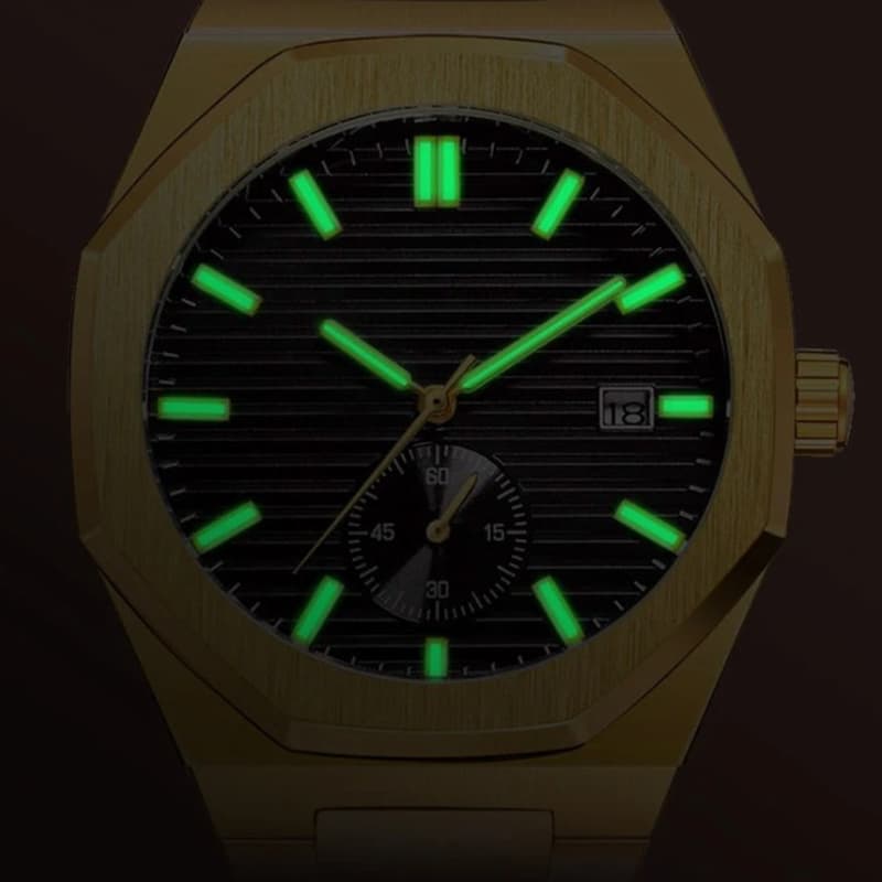 Montre automatique homme dorée, gros plan