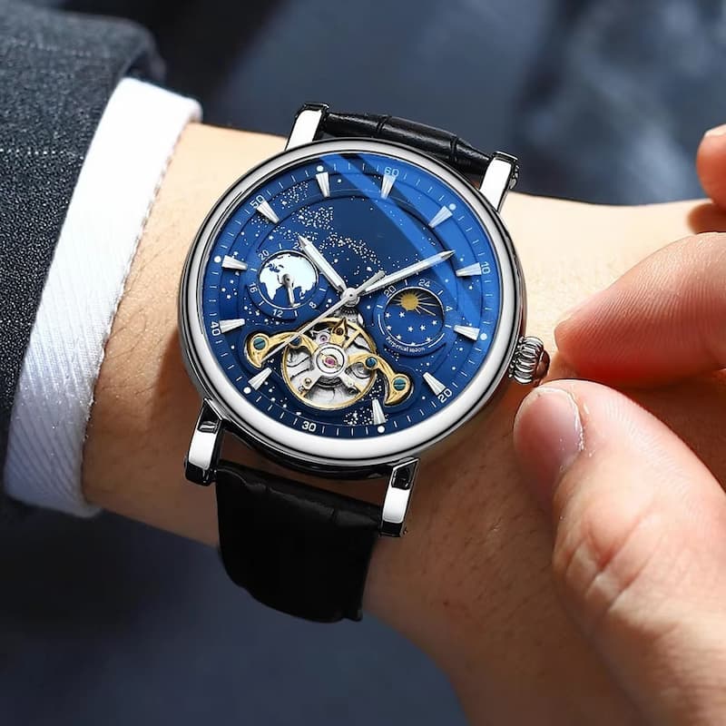 Montre automatique homme phase de lune, gros plan