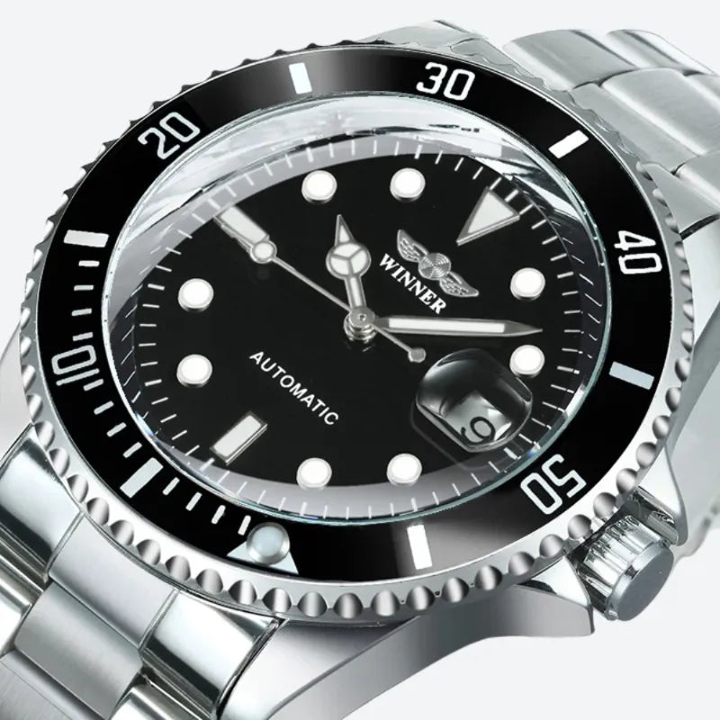 Montre automatique homme style plongée cadran noir, vue de face