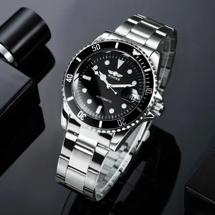 Montre automatique homme style plongée, vue de profil