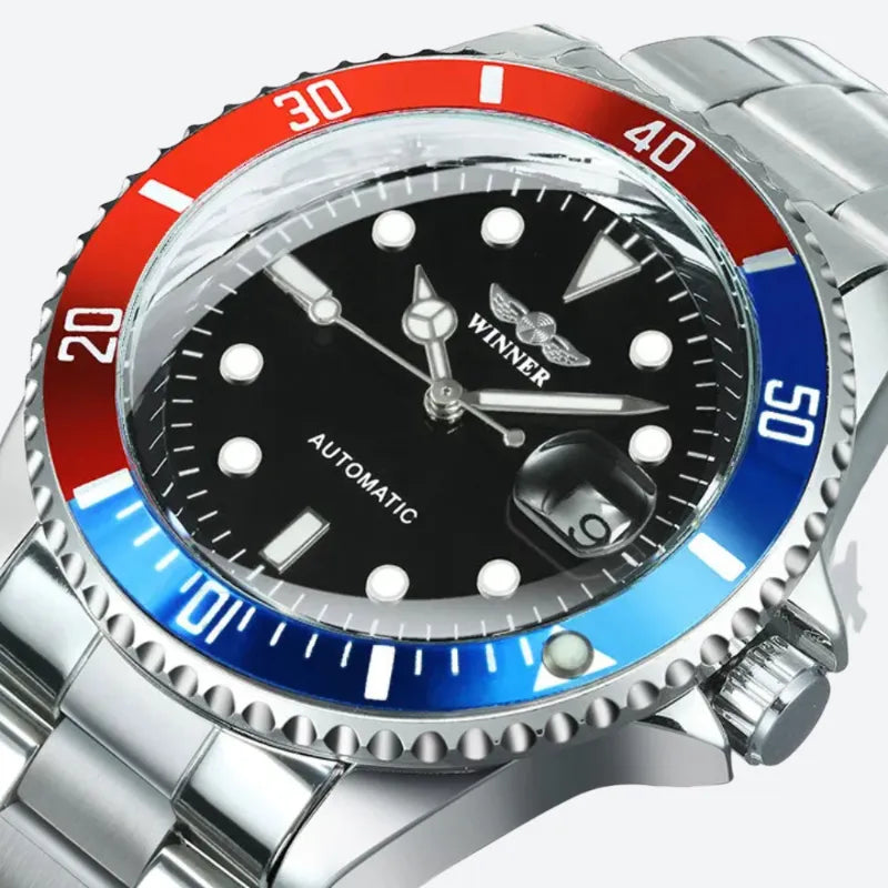 Montre automatique homme style plongée, gros plan