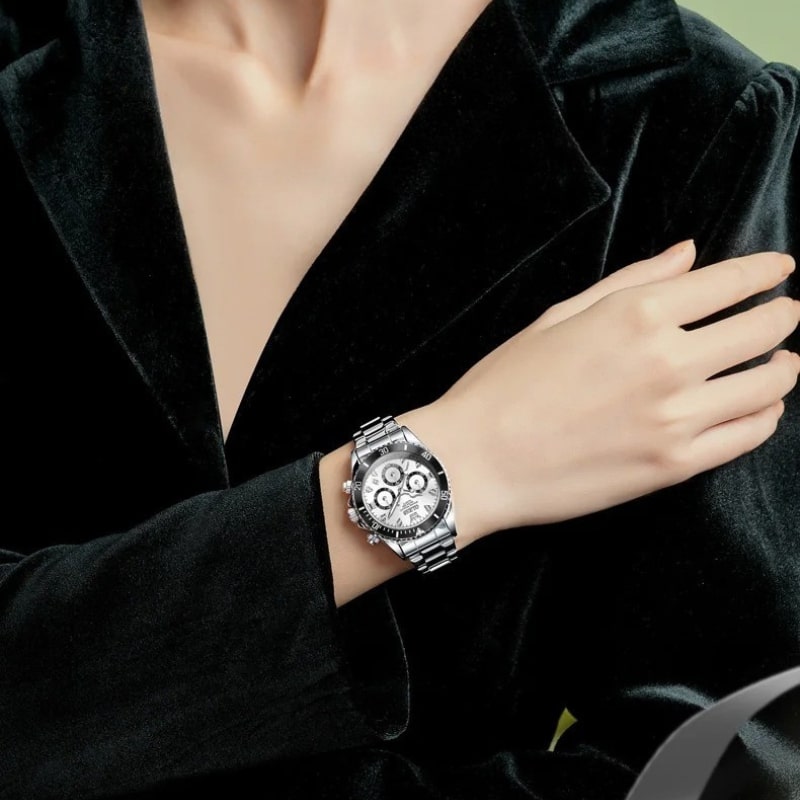 Lunette noire contrastée de la montre chronographe femme