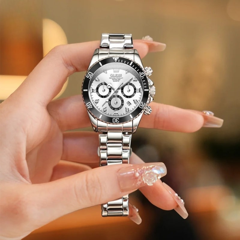 Montre chronographe femme argentée au poignet