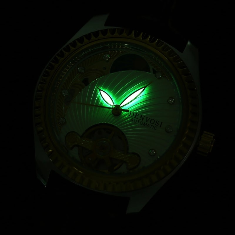 Aiguilles lumineuses de la montre automatique femme squelette dans l’obscurité - Montrelio