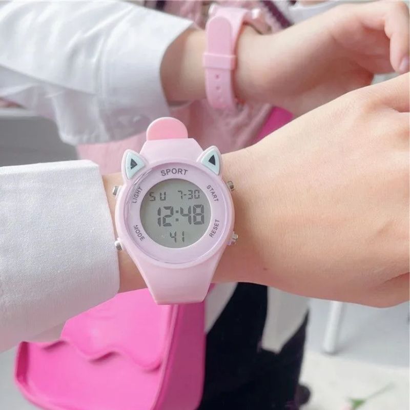 Montre enfant chat digitale, gros plan