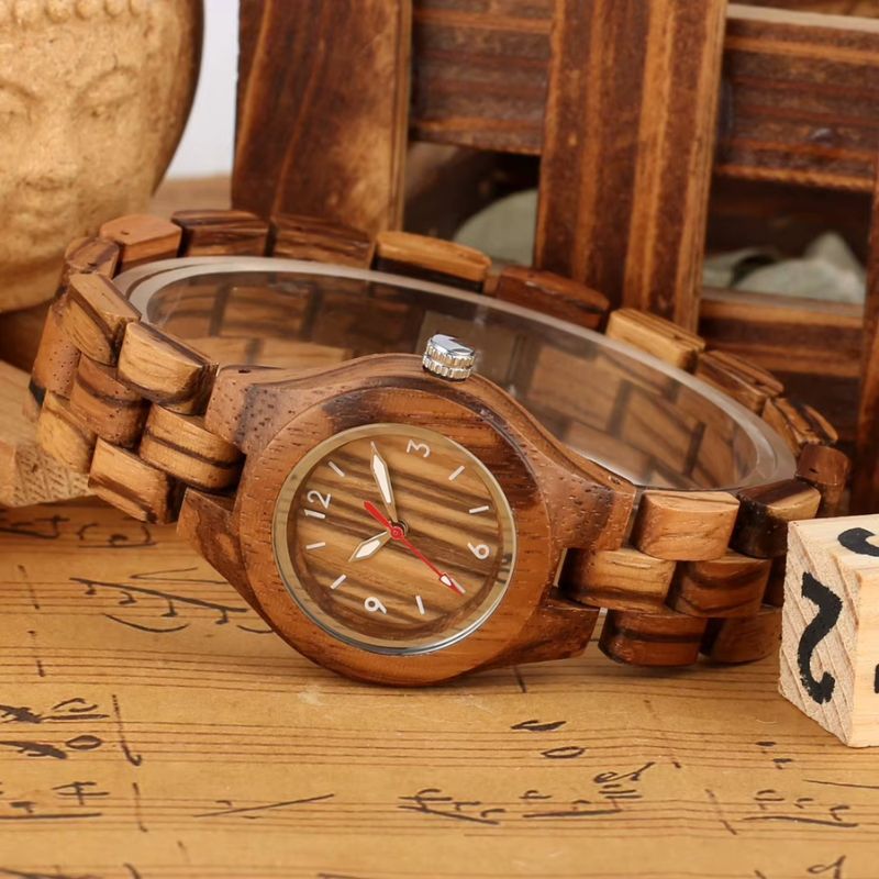 Boîtier en bambou naturel de la montre femme