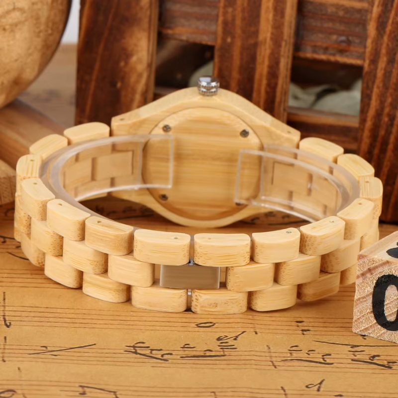 Cadran minimaliste de la montre en bois femme bambou