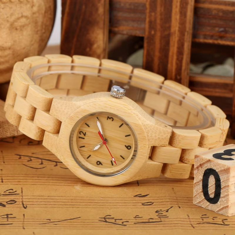 Montre en bois femme bambou au poignet