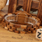 Montre en bois femme bambou naturel, gros plan