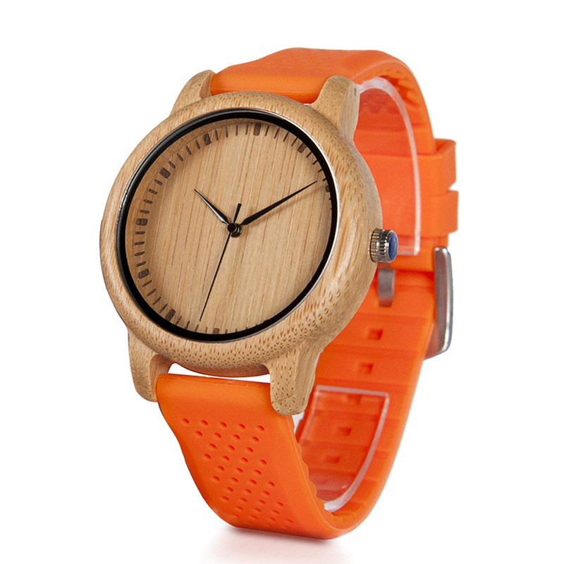 Détail du boîtier bambou et bracelet cuir de la montre femme