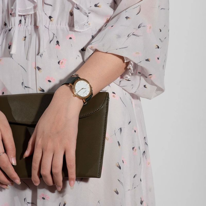 Boîtier doré de la montre en bois femme