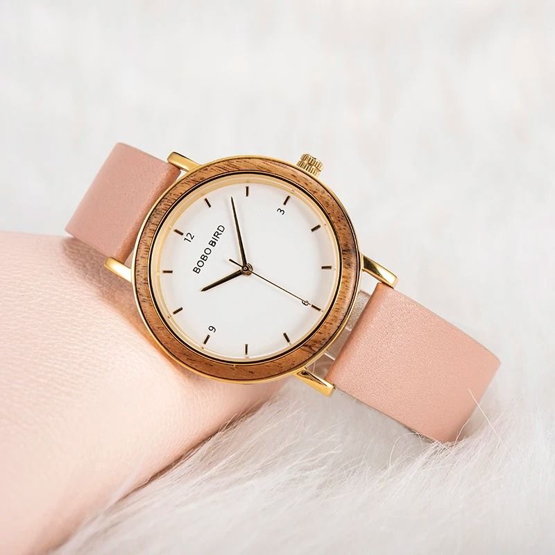 Montre en bois femme dorée au poignet