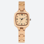 Montre en bois femme cadran carré boîtier naturel, vue de face