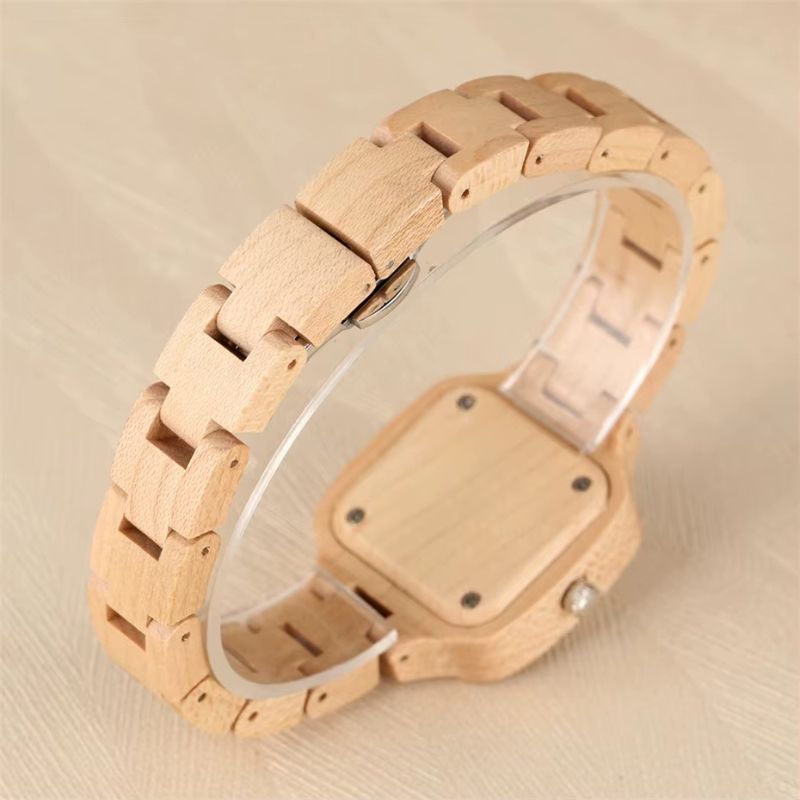 Montre en bois femme cadran carré au poignet