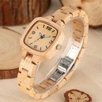 Montre en bois femme cadran carré, gros plan