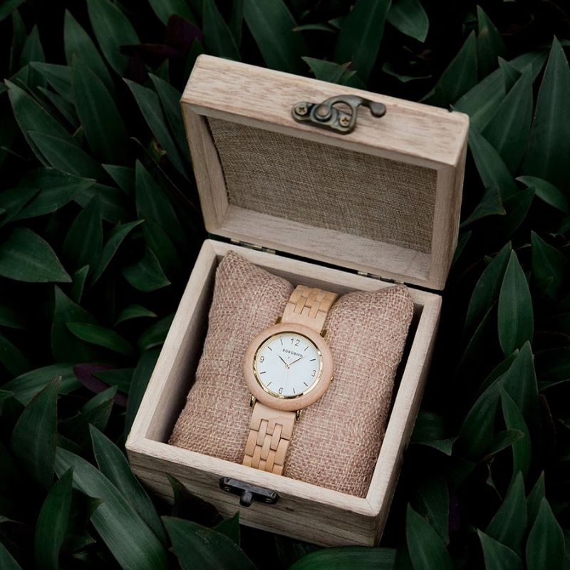 Montre en bois femme cadran épuré, détail