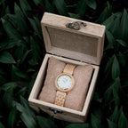 Montre en bois femme cadran épuré, détail