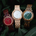 Détail du cadran épuré de la montre en bois femme