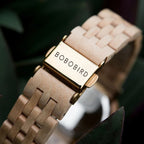Montre en bois femme au poignet