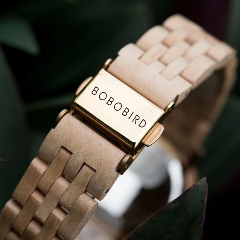 Montre en bois femme au poignet