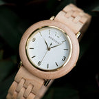 Montre en bois femme cadran lumineux, vue de profil