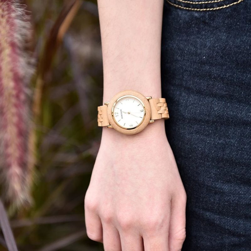 Montre en bois femme coloris naturels, gros plan