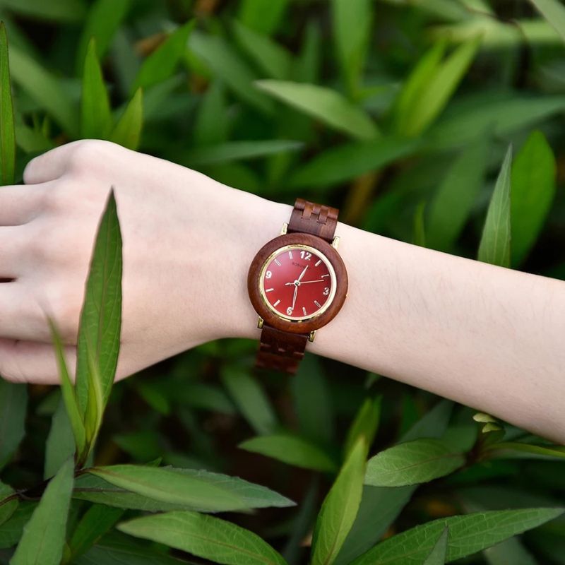 Montre en bois femme épurée, vue de dos