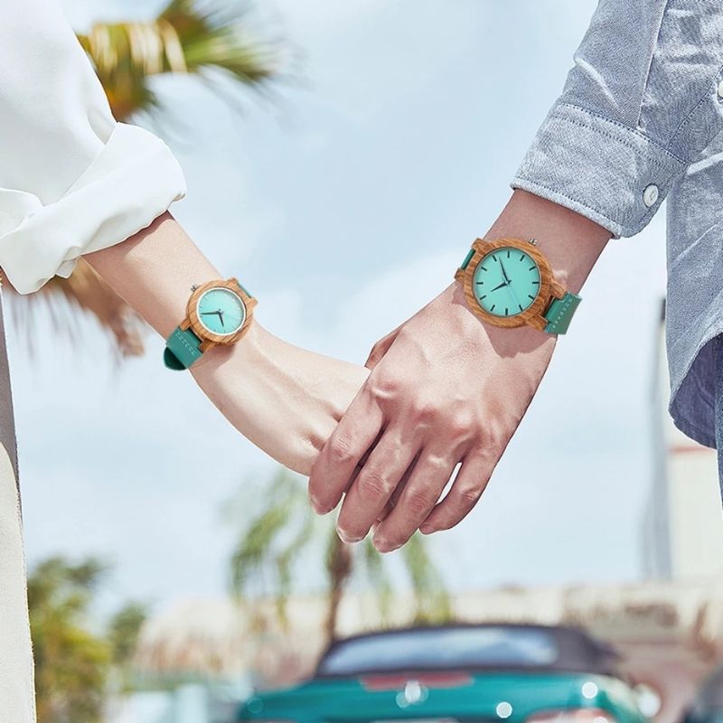 Détail du cadran turquoise de la montre en bois femme